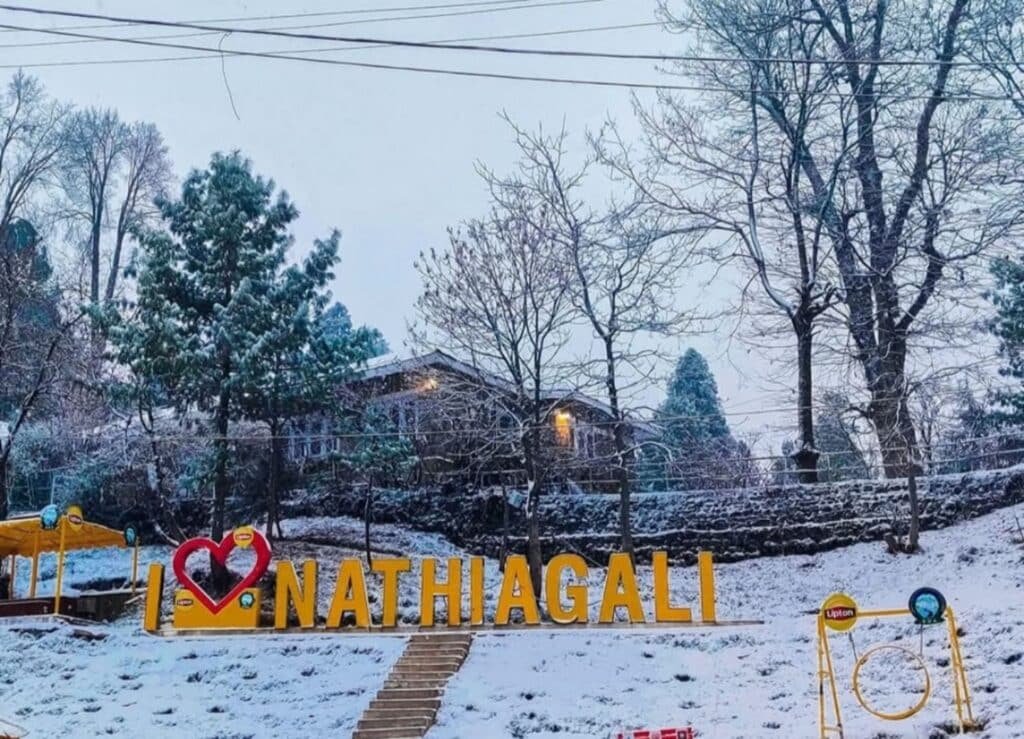 Entry of tourists to Galiyat banned as rain, snowfall continue in KP