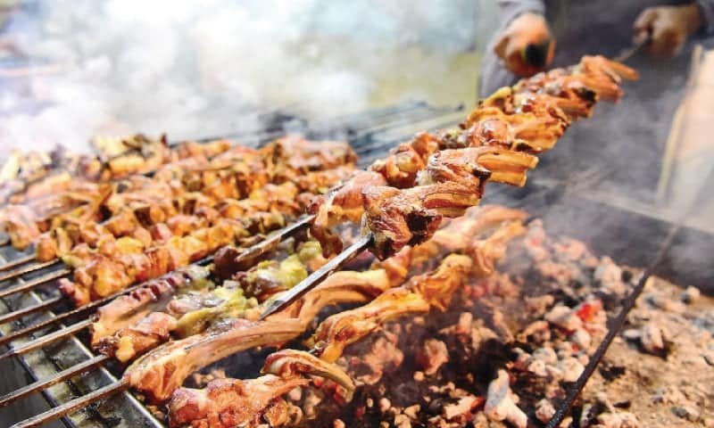 Food lovers throng Peshawar’s Namak Mandi for Iftar parties