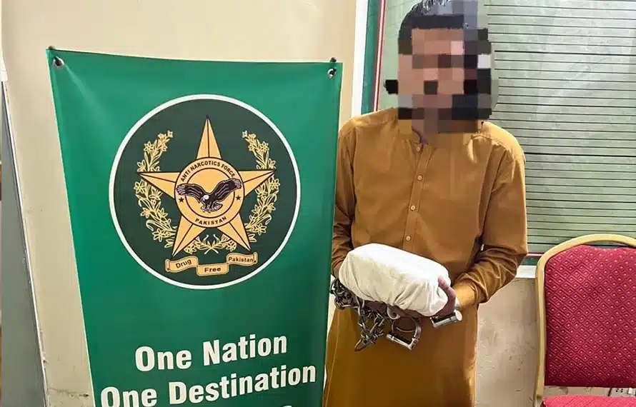 Eight drug peddlers, including foreign national arrested