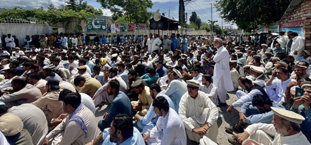Parachinar protesters refuse to end sixth-day long sit-in until roads reopen