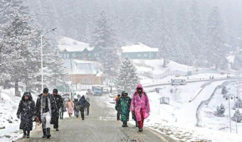 Unseasonal snowfall attracts tourists to Kalam Valley