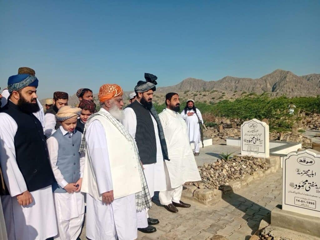 Maualana Fazalur Rehman visits graves of mother and father on Eid