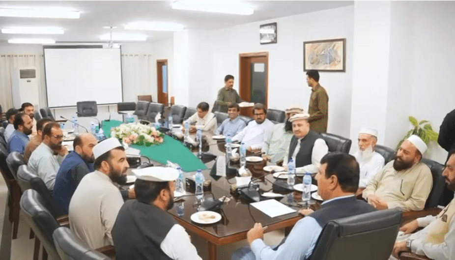 Amir Muqam pledges full support for merged districts in high-level PML-N meeting