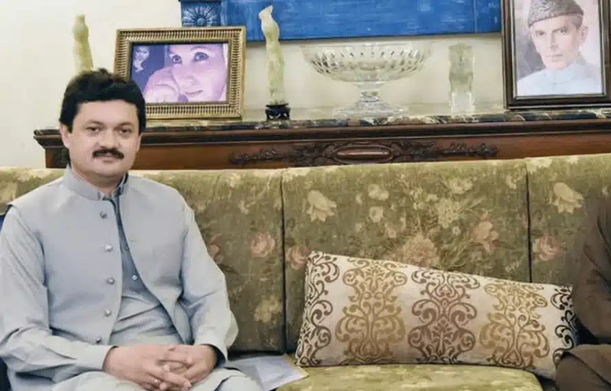 PPP leader Malik Azmat apologises for setting fire to PTI flag