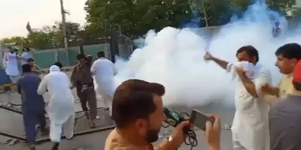 Police use tear gas as PPP protesters clash with PTI supporters in Peshawar