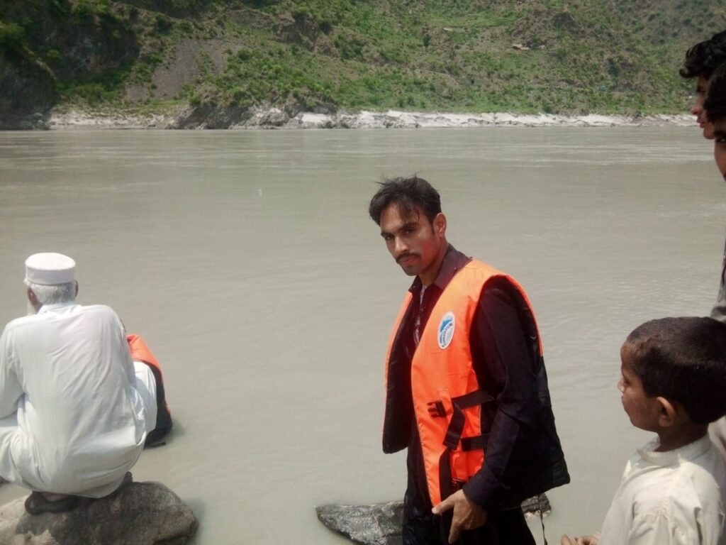 Rescue 1122 diver drowns in Indus river during search for two missing bodies in Torghar