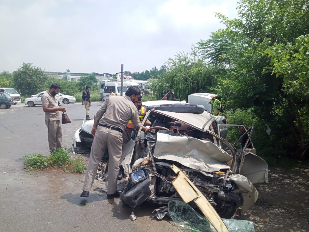 Vehicle collision in Mansehra leaves 8 injured