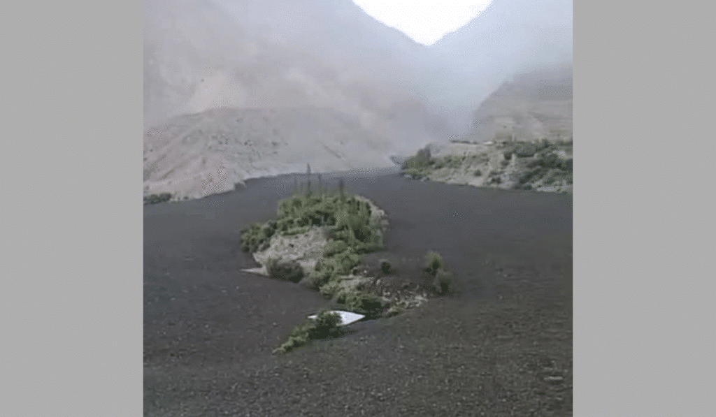 Floods ravage Ghizar, over dozens of houses washed away
