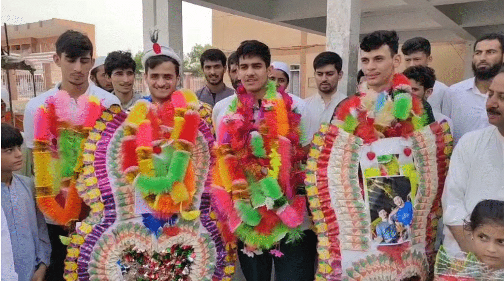 Four young volleyball players from Bannu were given a grand welcome upon their return from the U-19 World Championship in Uzbekistan. Tayyab Khan, Jibran Khan, Mukhtar Ali Shah, and Saud Khan, who represented Pakistan in the tournament, were greeted with flowers, cheers, and drum beats at the Bannu Sports Complex.