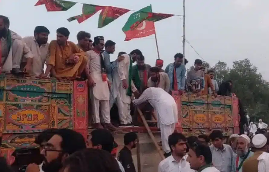 PTI Protest in Nowshera turns chaotic as workers clash with leadership